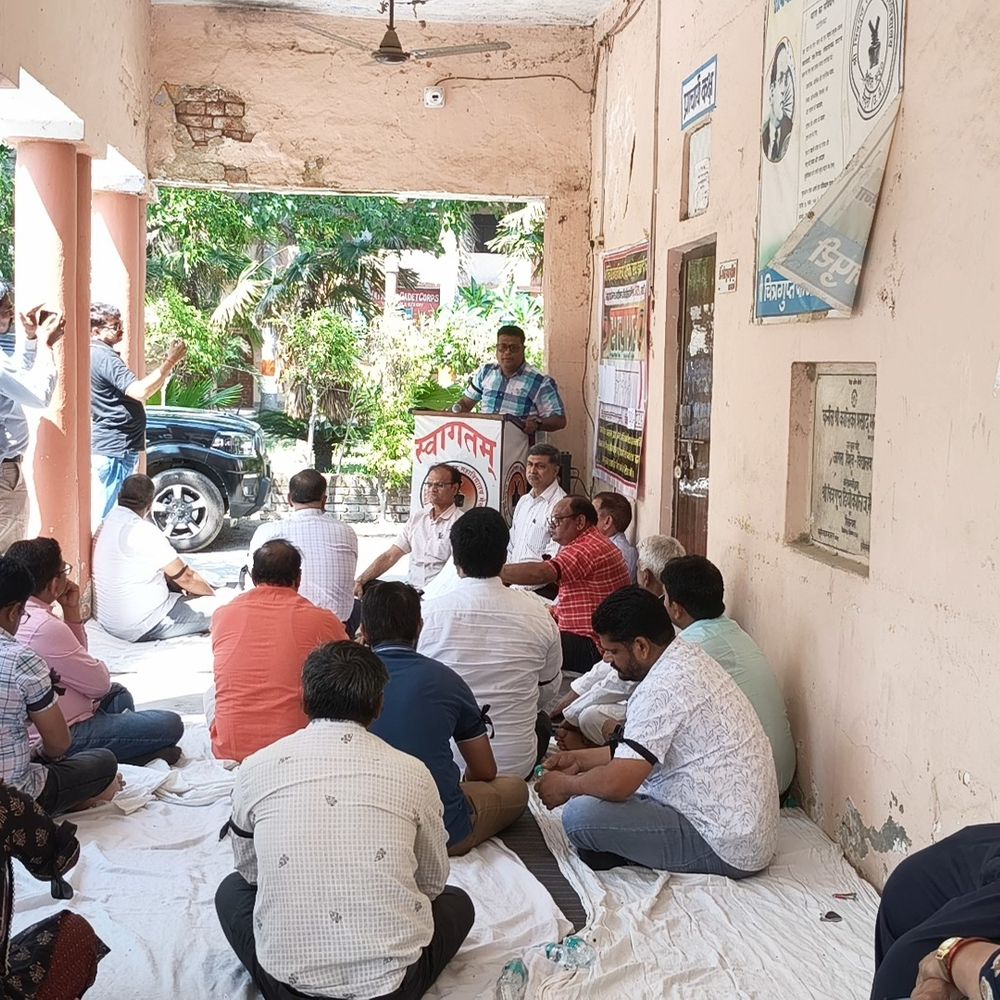 प्रोन्नत वेतनमान रोकने पर शिक्षक संघ का धरना प्रदर्शन:चित्रगुप्त महाविद्यालय में काली पट्टी बांधकर आंदोलन