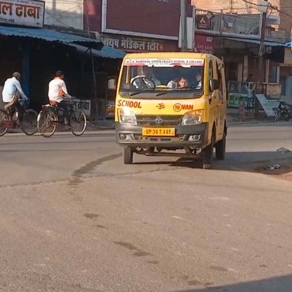 अमेठी में स्कूली बच्चों की सुरक्षा पर सवाल:नियमों की अनदेखी, बिना फिटनेस के ई-रिक्शा का इस्तेमाल