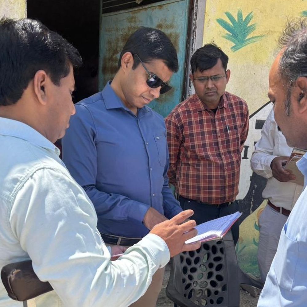 कानपुर देहात CDO ने गो-आश्रय स्थल का किया निरीक्षण:खामियां मिलने पर सीसीटीवी जांचे, वर्मी कम्पोस्ट और भूमि समतलीकरण के निर्देश