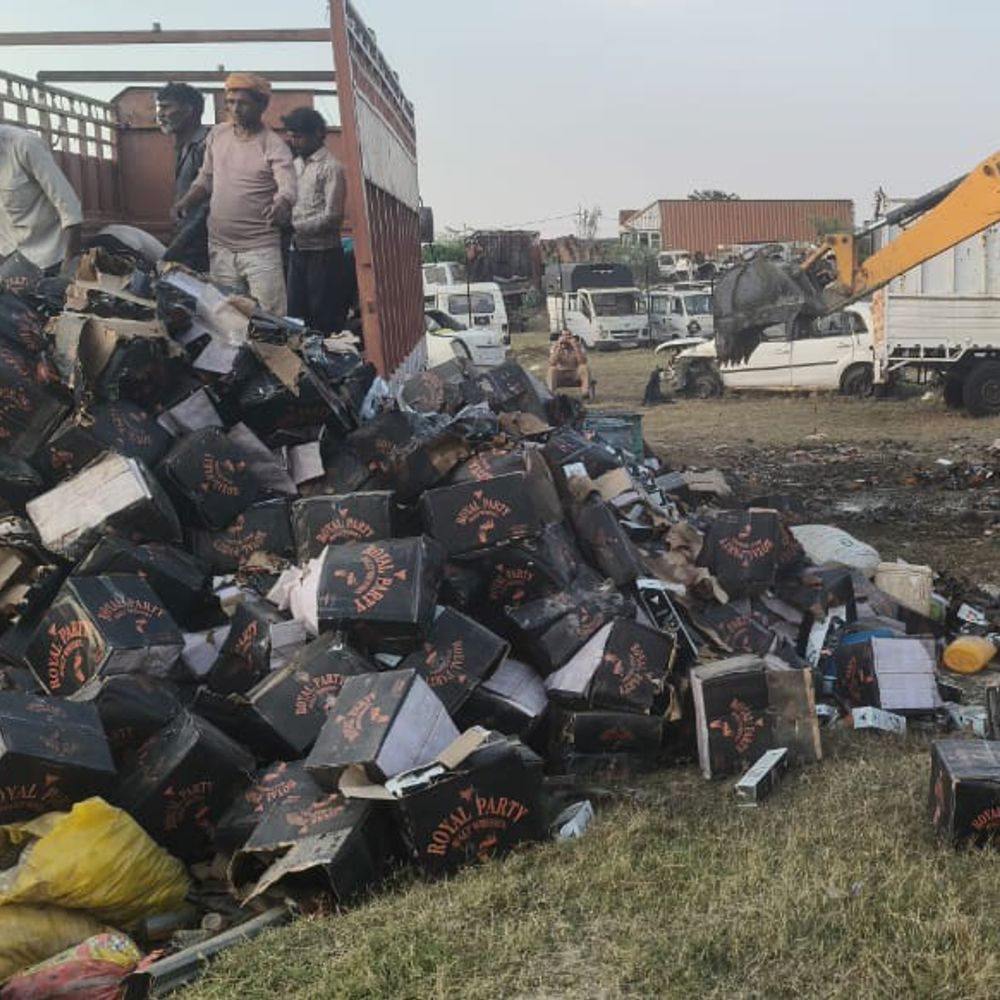 भदोही में 33 हजार 623 लीटर अवैध शराब नष्ट:142 मुकदमों में जब्त शराब का विनष्टीकरण, पुलिस-मजिस्ट्रेट टीम मौजूद