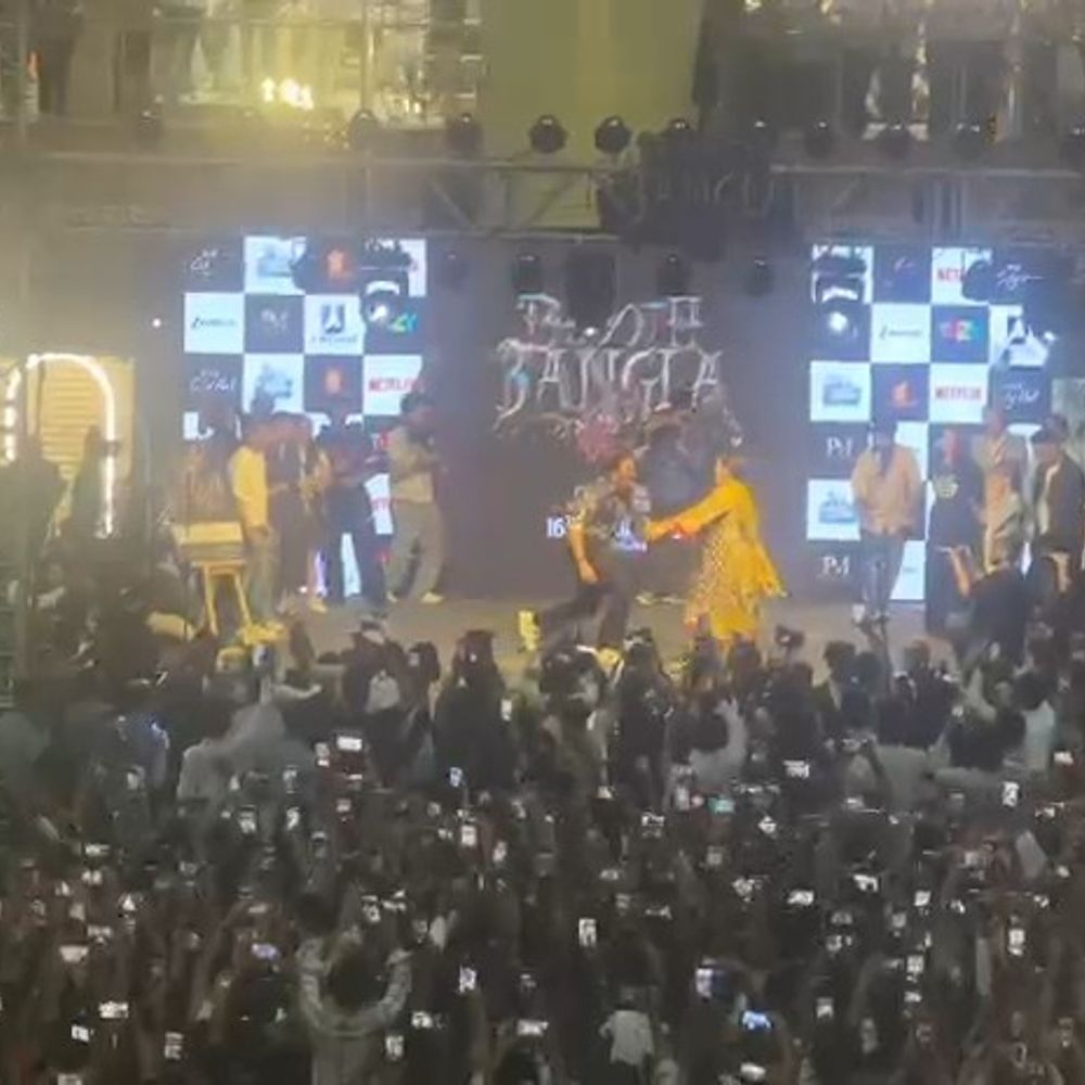 अक्षय कुमार नोएडा के गौर सिटी मॉल पहुंचे:फिल्म 'भूत बंगला' का प्रमोशन किया, स्टार कास्ट भी साथ थी