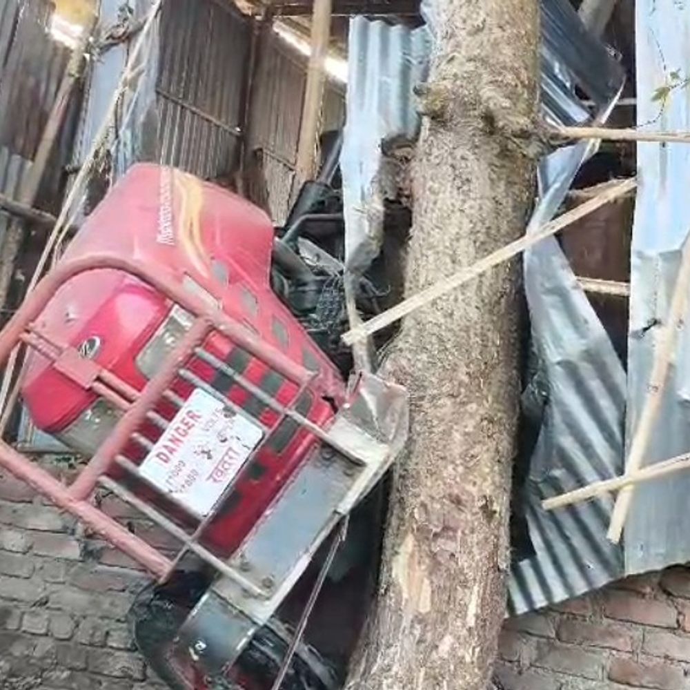 ट्रैक्टर ढाबे में घुसा, चालक की मौत:  किशनगंज में स्टेयरिंग फेल होने से हादसा, बिजली का पोल लादकर जा रहा था – Kishanganj (Bihar) News