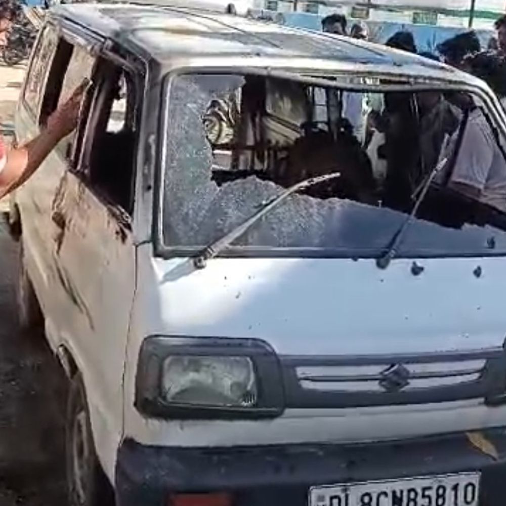 मुजफ्फरनगर में स्कूल वैन में लगी आग, बच्चे झुलसे:शॉर्ट-सर्किट से हुआ हादसा, सभी अस्पताल में भर्ती