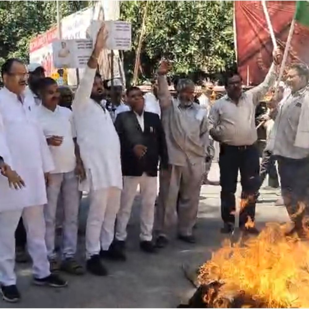 असम सीएम हिमंता बिस्वा सरमा का पुतला फूंका:कांग्रेस ने मल्लिकार्जुन खड़गे पर टिप्पणी के विरोध में किया प्रदर्शन