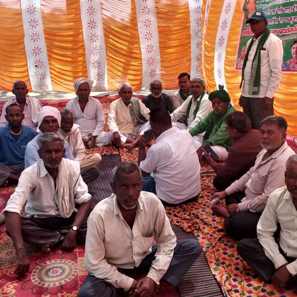 एटा-कासगंज रेलवे लाइन पर किसानों का अनिश्चितकालीन धरना:कैलाश लोधी के नेतृत्व में श्यौराई में भूमि अधिग्रहण का विरोध