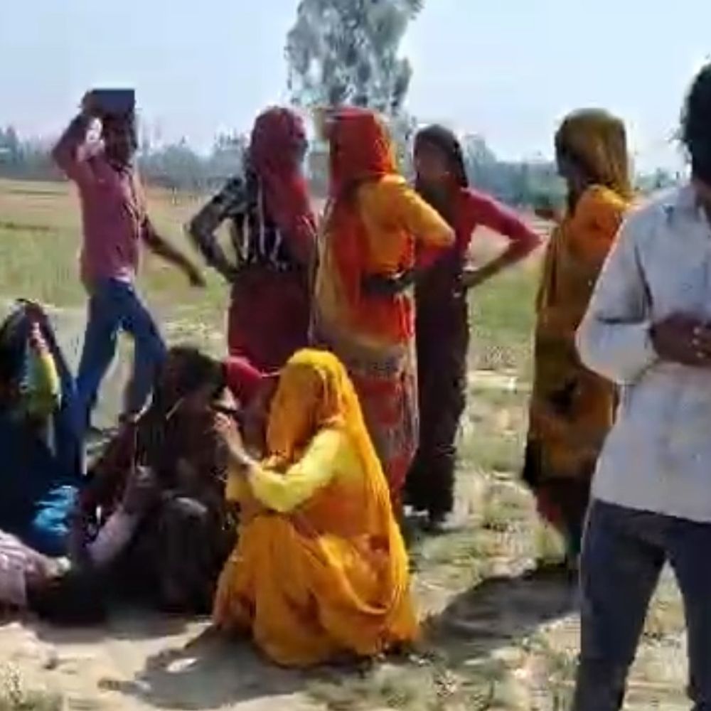 संभल में पुलिस-राजस्व टीम पर पथराव, वर्दी फाड़ी:मेड़बंदी हटाने पर पहुंचे थे, 6 को जेल, 11 महिलाओं सहित 22 पर FIR