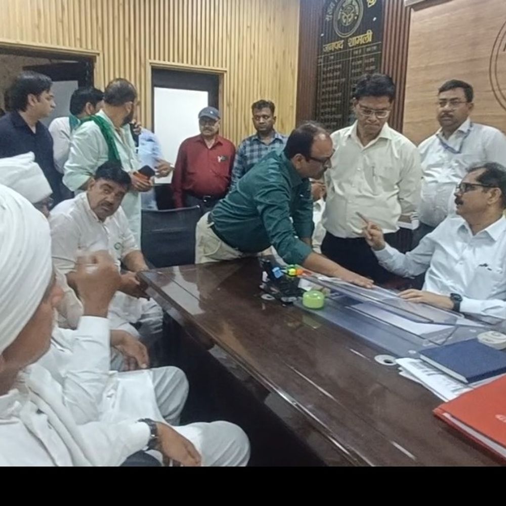 अस्पताल गेट पर डिलीवरी, CMO को बंधक बनाया:शामली में भाकियू कार्यकर्ताओं ने किया घेराव, स्टाफ नर्स को हटाया गया