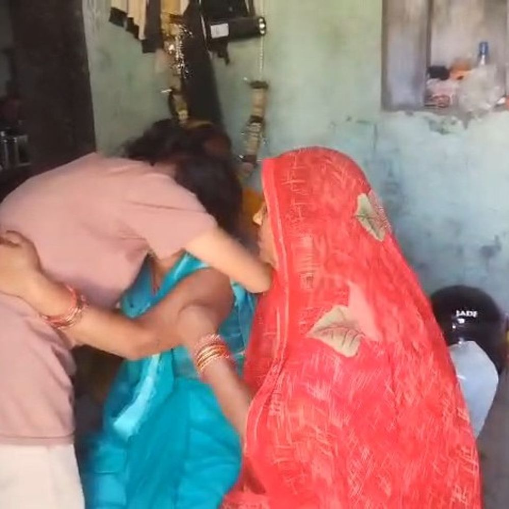 कुशीनगर में सो रही मां-बेटी पर तेजाब फेंका:बेटी की मौत, मां गंभीर रूप से घायल; गोरखपुर रेफर