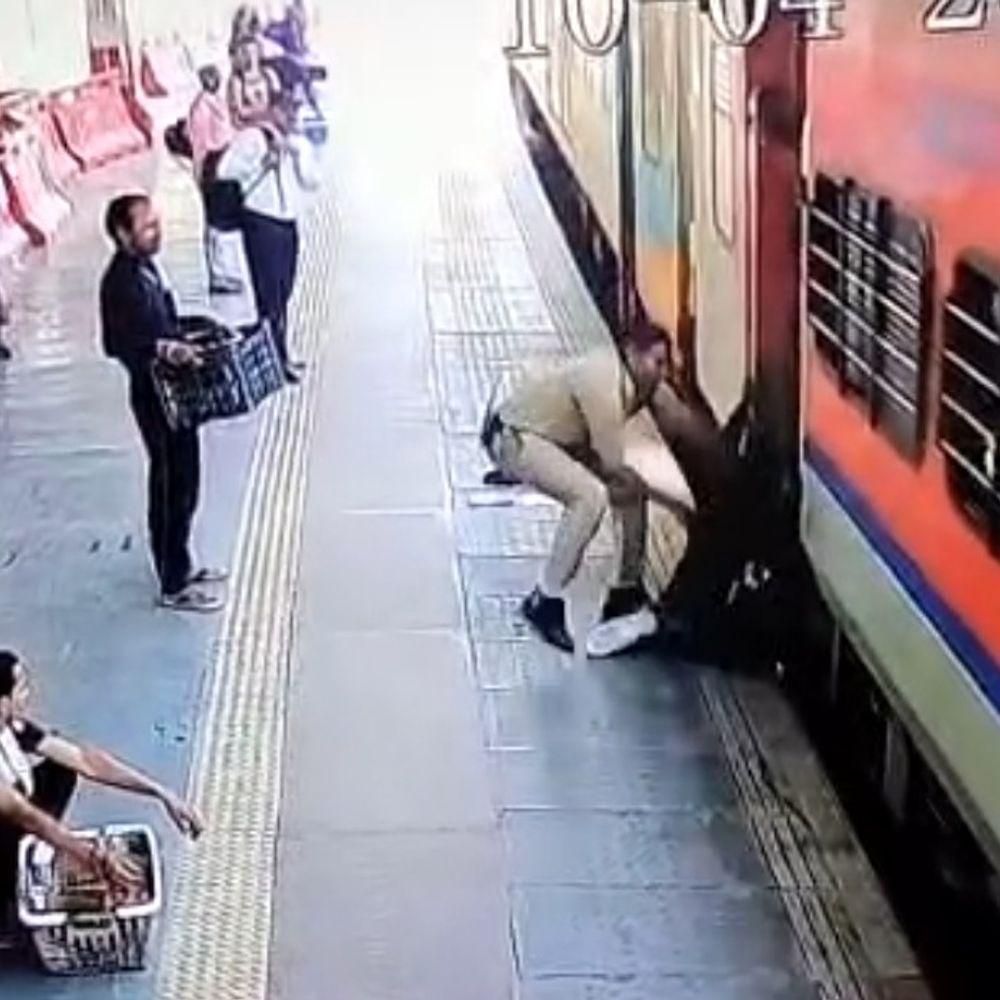 प्लेटफार्म और ट्रेन के बीच यात्री फिसल गिरा VIDEO:प्रयागराज जंक्शन पर RPF जवान ने तुरंत खींच बचाई जान, हादसा टला