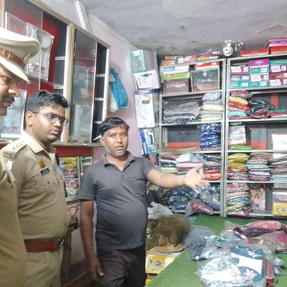 फर्रुखाबाद में तीन दुकानों में चोरी:हथियापुर में कपड़ा और सराफा से लाखों के समान गायब, सीओ सिटी ने की जांच