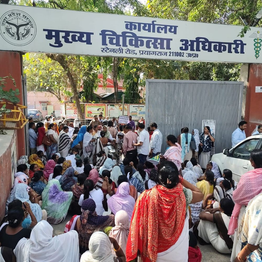 प्रयागराज में आशा वर्कर्स ने 1090 करोड़ का हिसाब मांगा:आयुष्मान से कोविड तक का बकाया, सीएमओ कार्यालय को घेरा