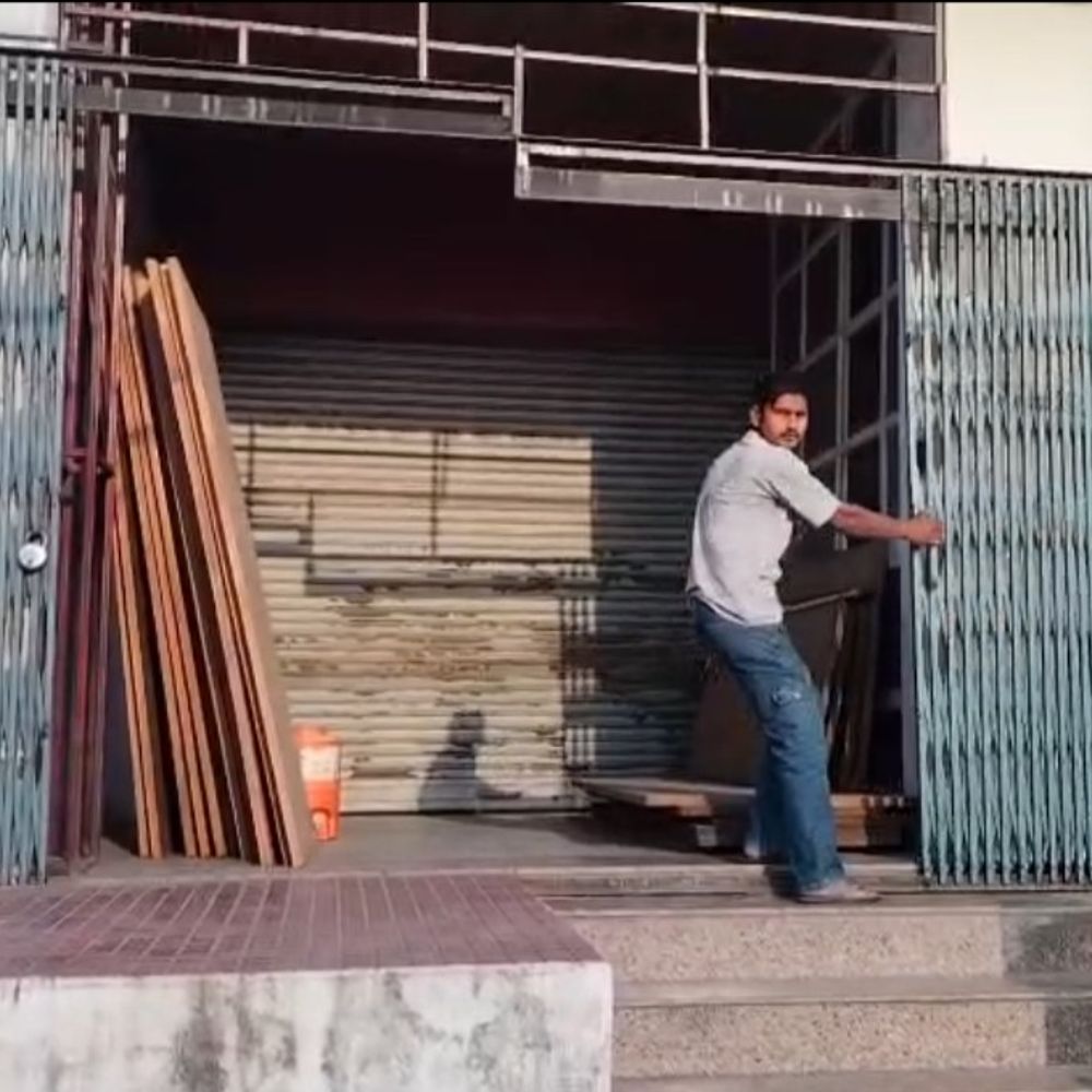 मेरठ: निर्माणाधीन अस्पताल में लिफ्ट गिरने से एक की मौत:परिजनों ने लापरवाही का आरोप लगाते हुए किया प्रदर्शन