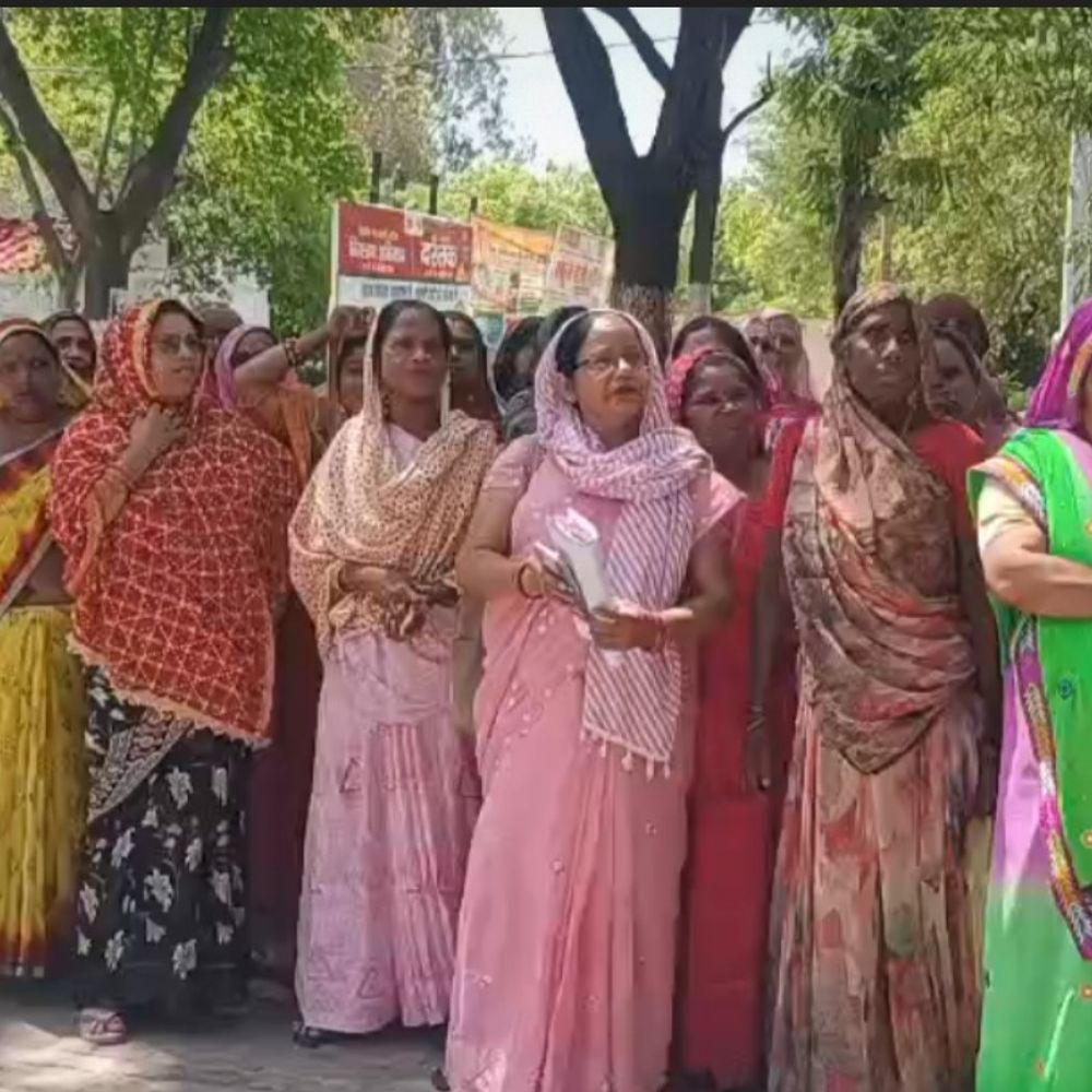 गुलाबी गिरोह की महिलाओं ने स्मार्ट मीटर का विरोध किया:डीएम को ज्ञापन सौंपकर सामान्य मीटर लगाने की मांग