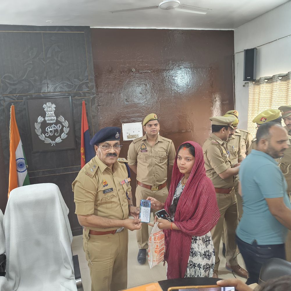 मऊ पुलिस ने 164 गुम मोबाइल फोन बरामद किए:एसपी कमलेश बहादुर ने CEIR पोर्टल से मिले फोन स्वामियों को सौंपे