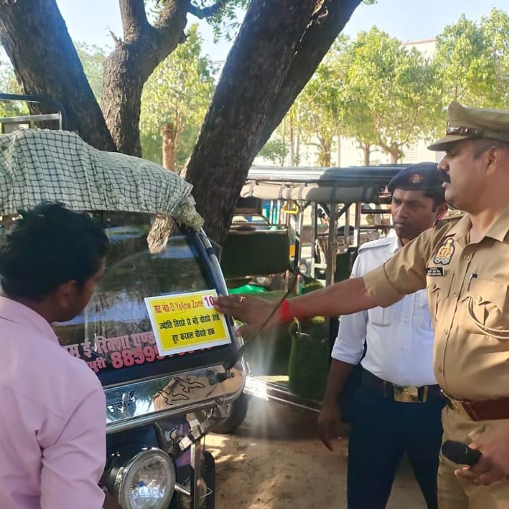 मैनपुरी में दुर्घटना रोकथाम अभियान शुरू:यातायात नियमों के पालन हेतु वाहनों पर स्टिकर लगाकर जागरूकता बढ़ाने की पहल