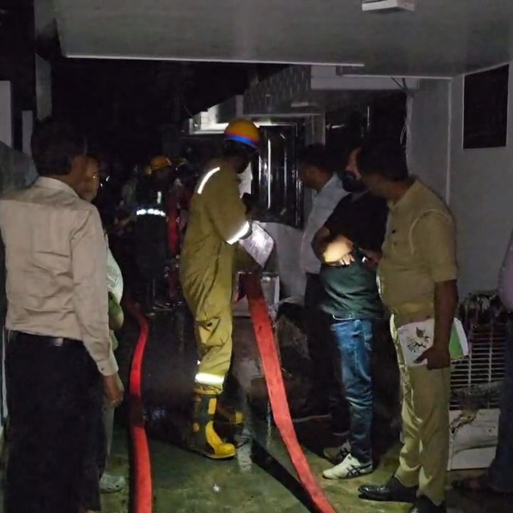 व्यापारी नेता के घर में बने गोदाम में आग:पीलीभीत में लाखों का सामान जलकर राख, शॉर्ट सर्किट से हादसे का अनुमान