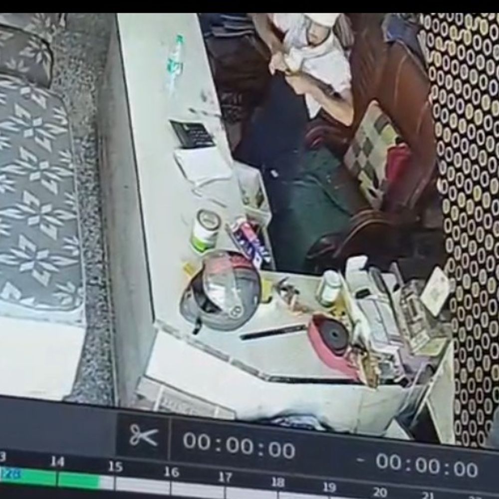 मुजफ्फरनगर में शोरूम से कैश चोरी का VIDEO:दिनदहाड़े गल्ले का ताला तोड़कर निकाले नोट, चोर सीसीटीवी में कैद