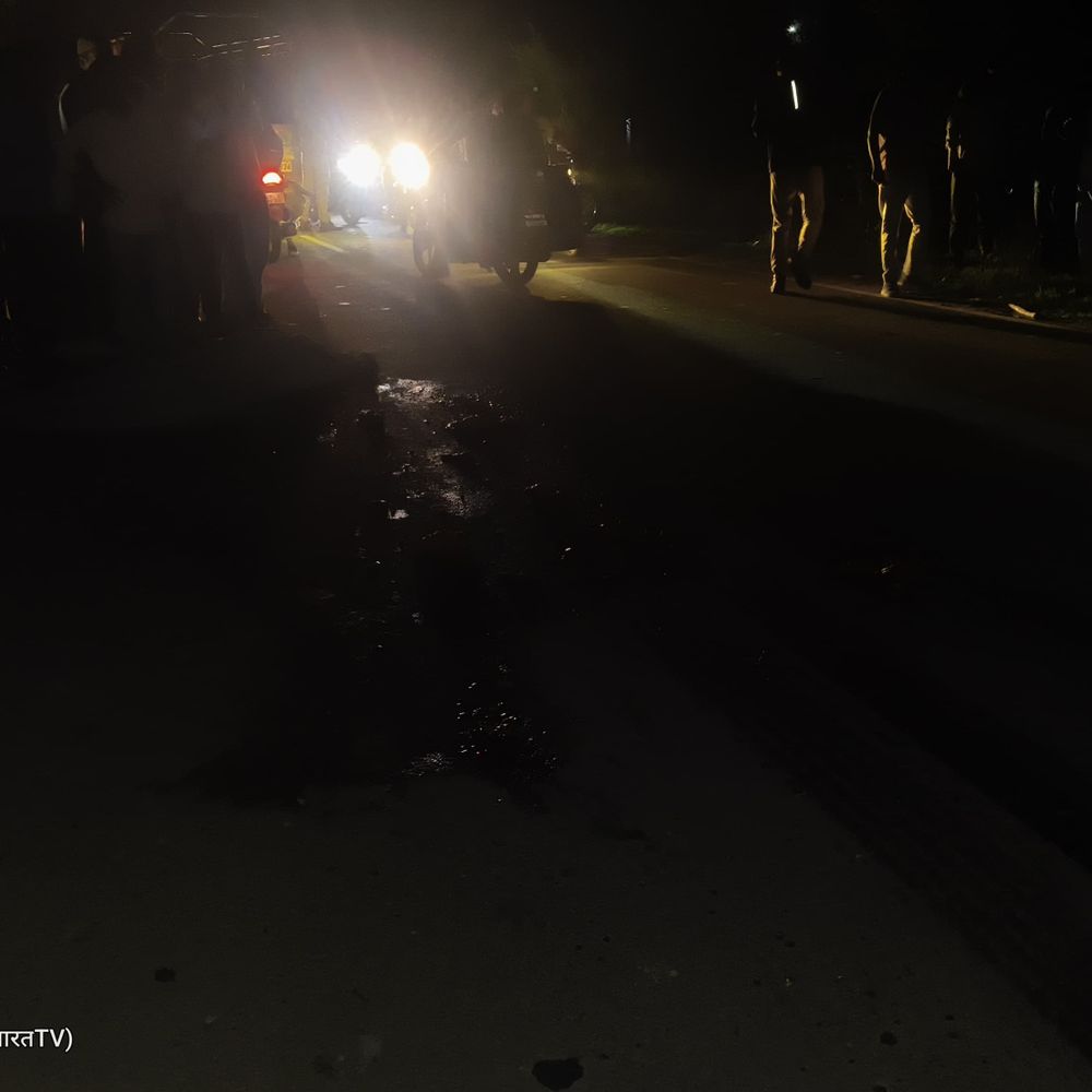 तेज रफ्तार वाहन ने महिला को कुचला:रोड पर बिखरे मांस के टुकड़े, रोड क्रॉस करते समय हादसा