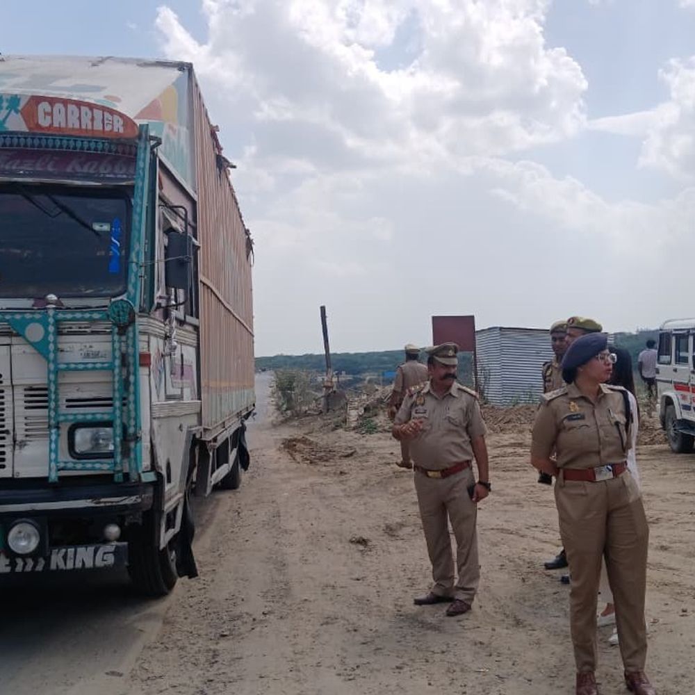 इटावा में अवैध खनन, ओवरलोडिंग पर प्रशासन की कार्रवाई:32 डंपर-ट्रक सीज, 5.18 लाख जुर्माना; बिना नंबर प्लेट वाहन भी पकड़े