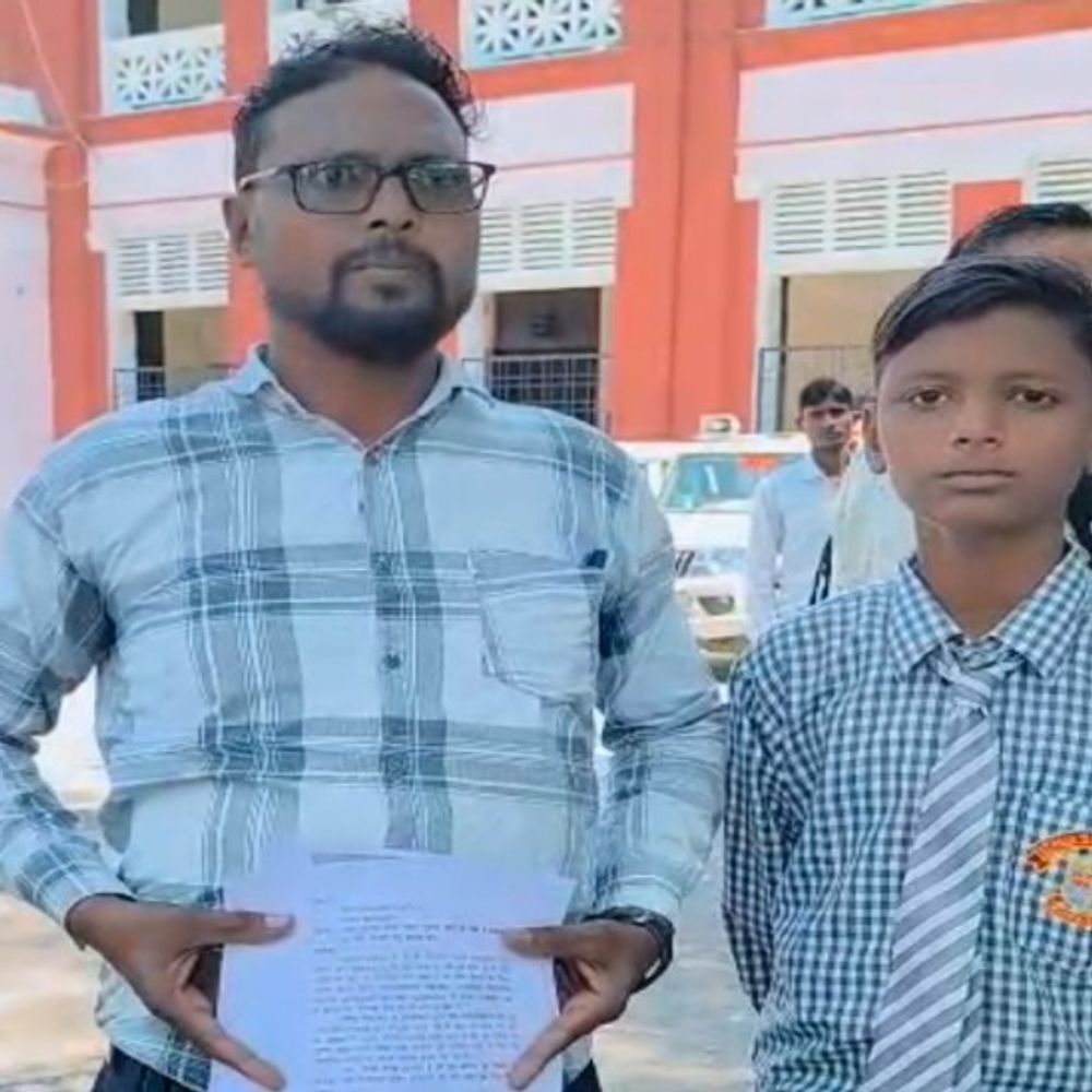 शाहजहांपुर में निजी स्कूल के छात्रों के अभिभावक परेशान:दुकानदार पर पुराना कोर्स देने का आरोप, स्कूल प्रिंसिपल पर भी सवाल