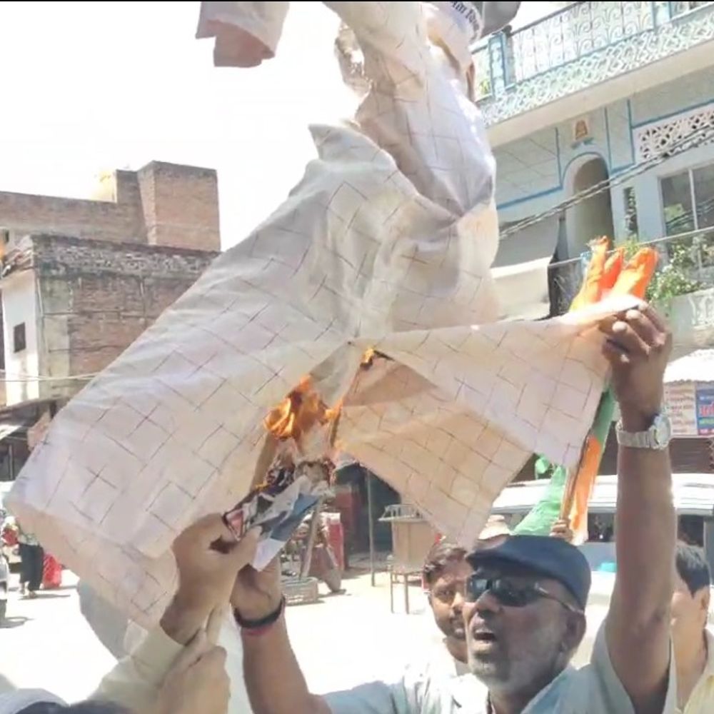 बांदा में कांग्रेस ने असम CM का पुतला फूंका:मल्लिकार्जुन खड़गे पर टिप्पणी के विरोध में प्रदर्शन