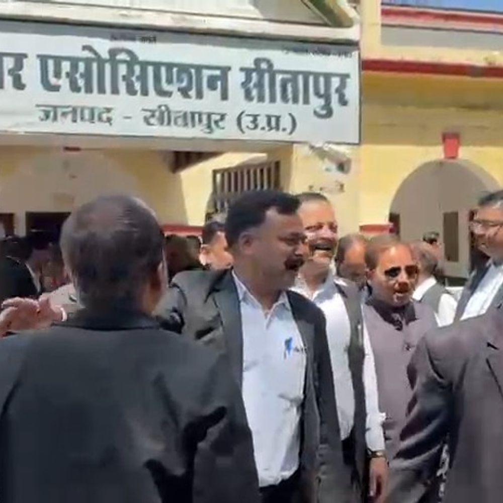 सीतापुर में अधिवक्ताओं ने दो कोर्ट का बहिष्कार किया:कचेहरी से अभियुक्त की गिरफ्तारी, 15 अप्रैल तक न्यायिक कार्य ठप