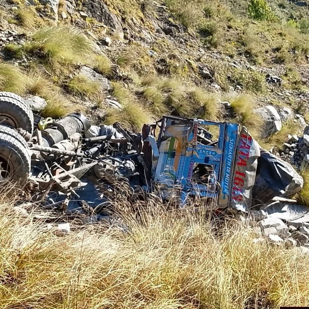 चंबा में खाईं में गिरा ट्रक, चालक की मौत:  खराब सड़क के कारण मोड़ पर अनियंत्रित हुआ वाहन, परिचालक गंभीर रूप से घायल – Bharmour News