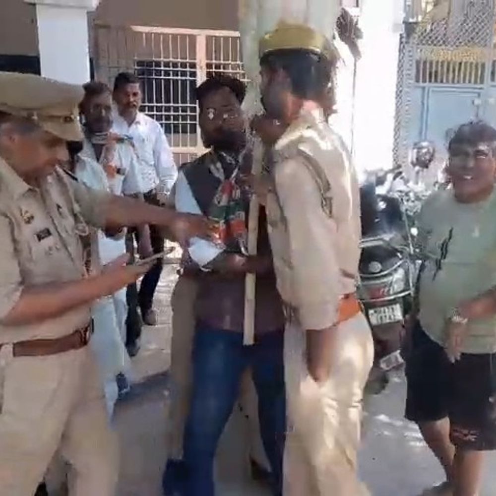 उन्नाव में कांग्रेस का प्रदर्शन रोका गया:असम CM के बयान पर पुतला दहन का प्रयास, पुलिस ने छीना पुतला