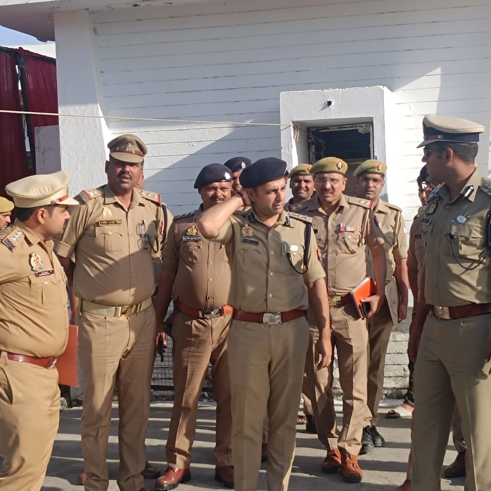 सिद्धार्थनगर में डीआईजी संजीव त्यागी ने शोहरतगढ़ का निरीक्षण किया:थाना-सीओ कार्यालय की व्यवस्था परखी, लापरवाही पर दी सख्त चेतावनी