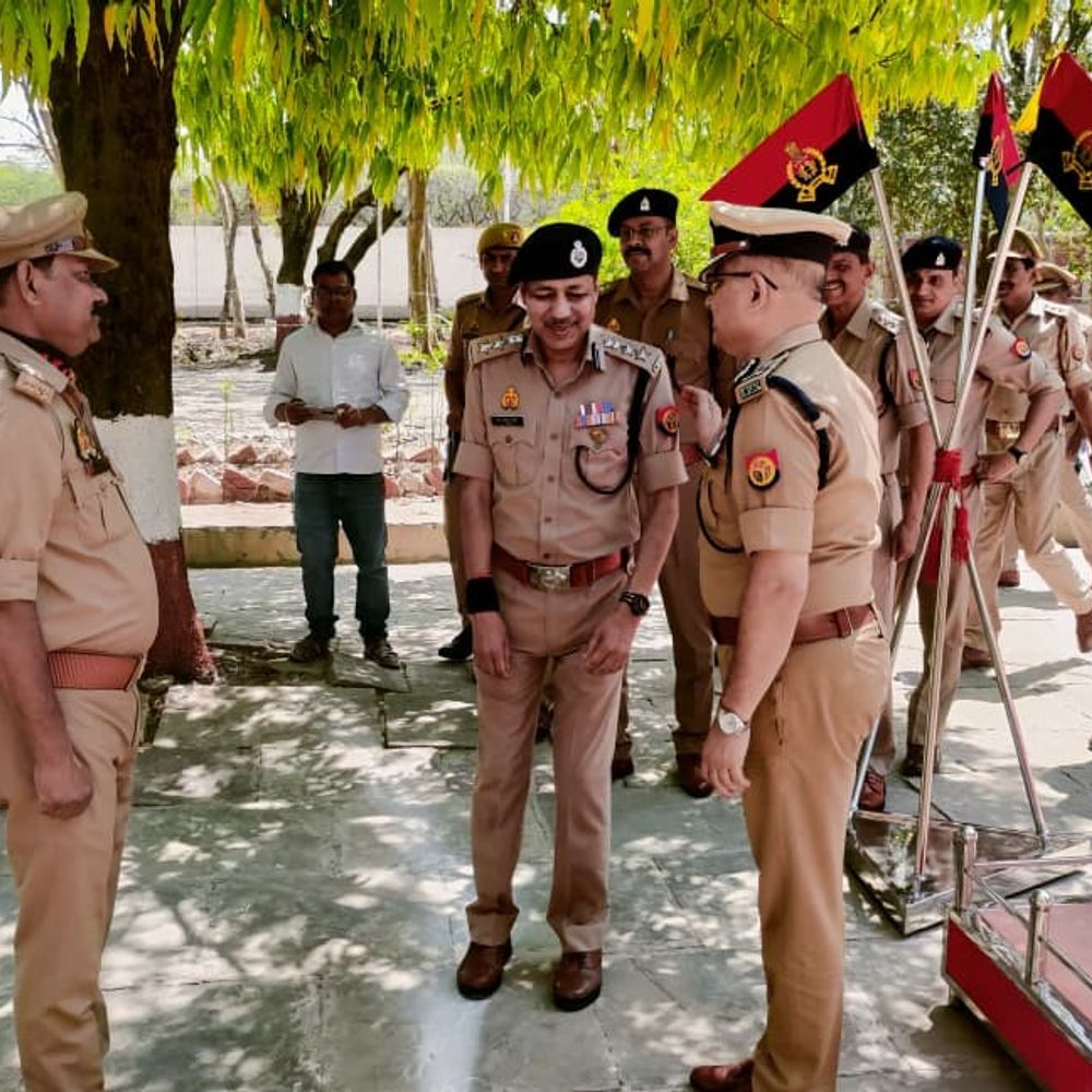 DG फायर सर्विस ने उन्नाव सेंटर का निरीक्षण किया:व्यवस्थाएं सुदृढ़ करने और निर्माण कार्य की प्रगति पर जोर, 5 हजार का नगद इनाम दिया