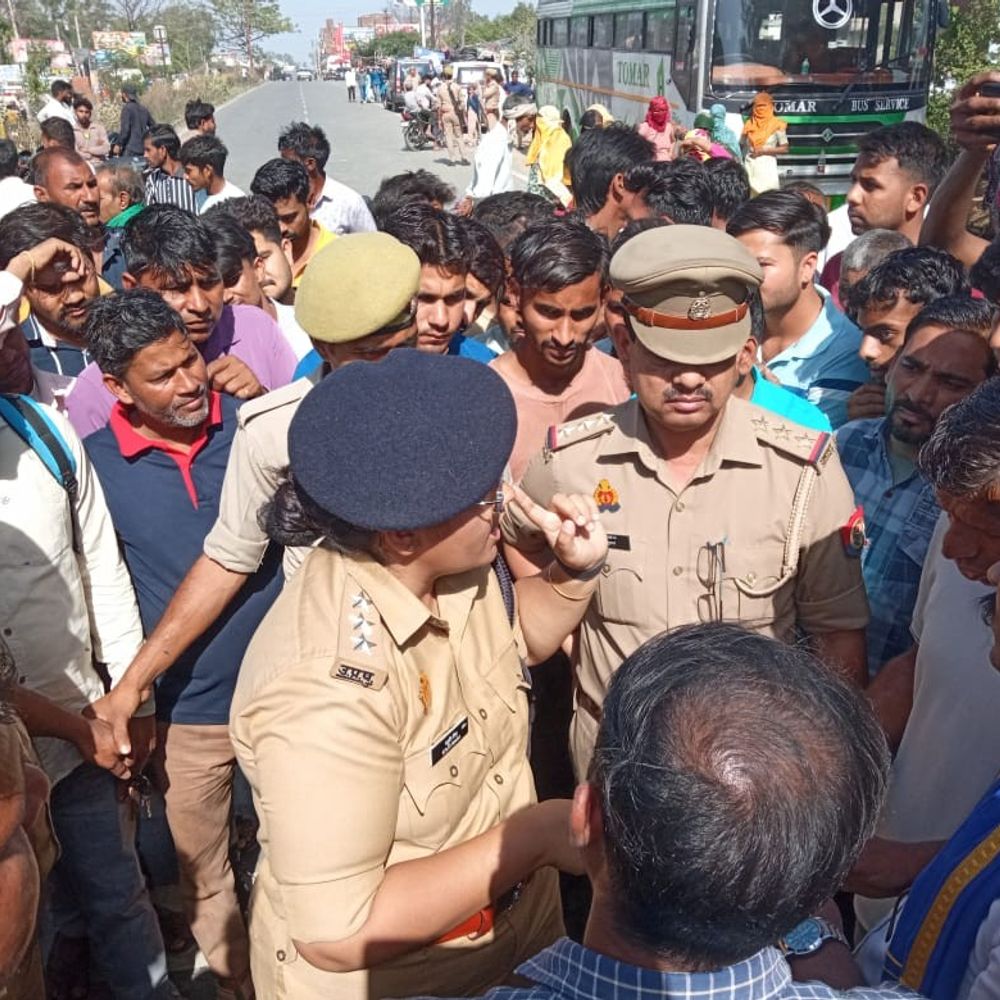 हापुड़ में युवक की मौत पर परिजनों का हंगामा:एसपी ने लापरवाही करने वाले 2 दरोगा को किया सस्पेंड