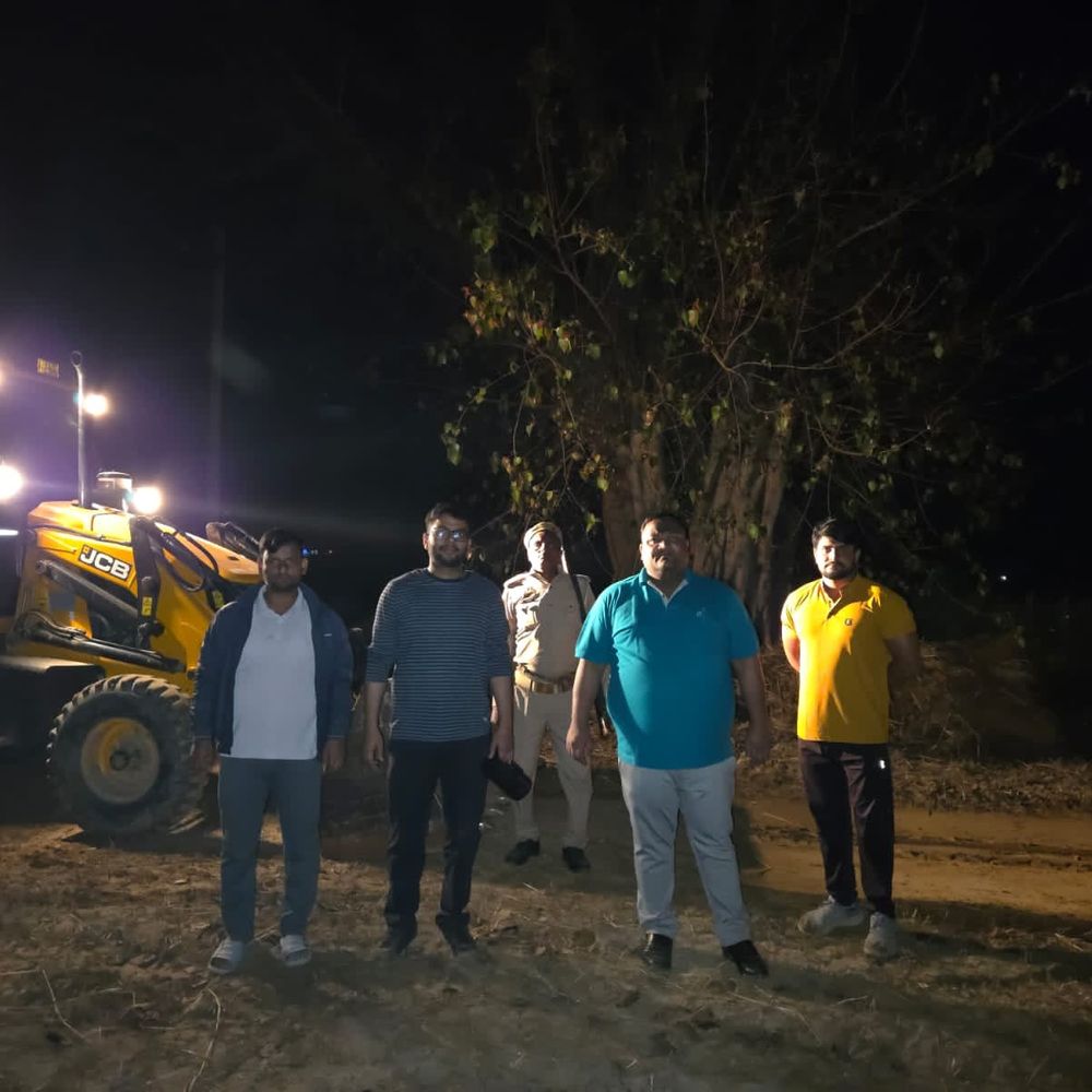 एटा में अवैध खनन पर प्रशासन का छापा:रात के अंधेरे में हो रहा था खनन, मिट्टी से भरा लोडर-ट्रॉली जब्त