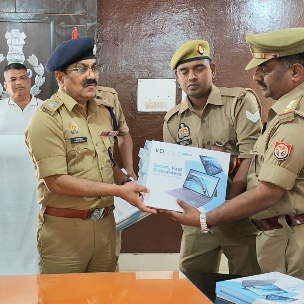 मऊ पुलिस को मिले 68 टैबलेट:एसपी ने बांटे, विवेचना में होगा उपयोग; एसआईटी का हुआ गठन