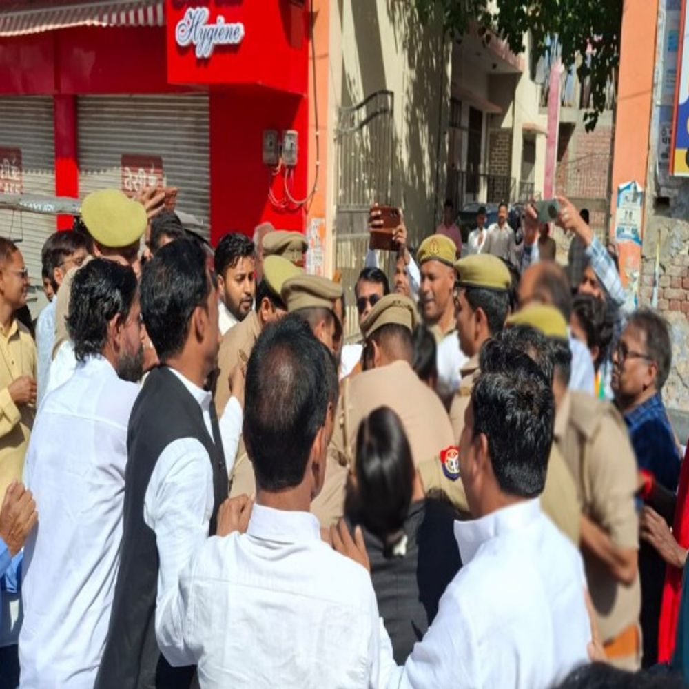 शाहजहांपुर में कांग्रेसियों-पुलिस में धक्का-मुक्की, पुतला छीना, VIDEO:असम CM के खिलाफ प्रदर्शन, राहुल-खड़गे पर टिप्पणी का विरोध