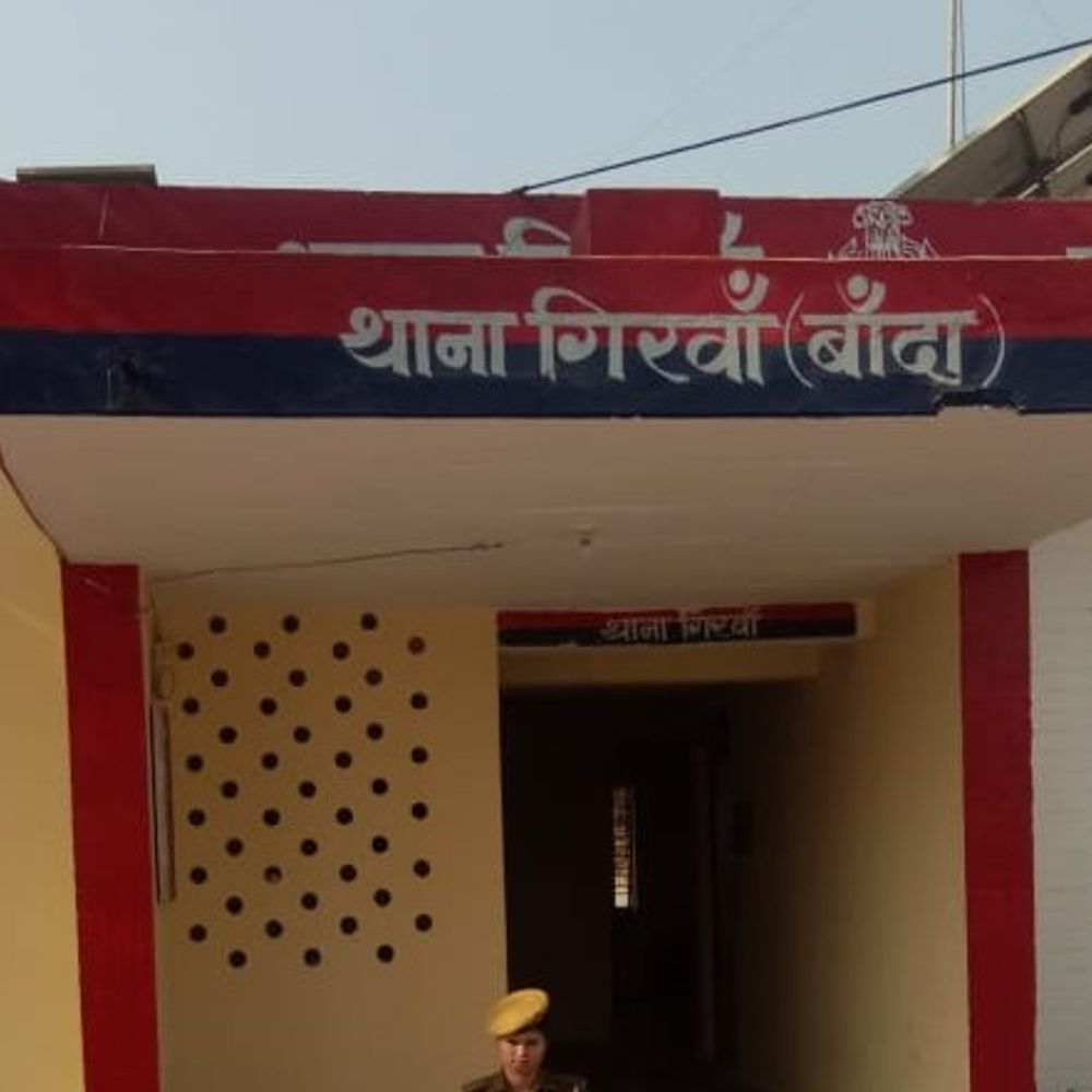 बांदा में बेटी से दुष्कर्म कर हत्या करने का आरोप:मां ने एसपी से शिकायत की, शव बिना पोस्टमार्टम दफनाया; कार्रवाई की मांग