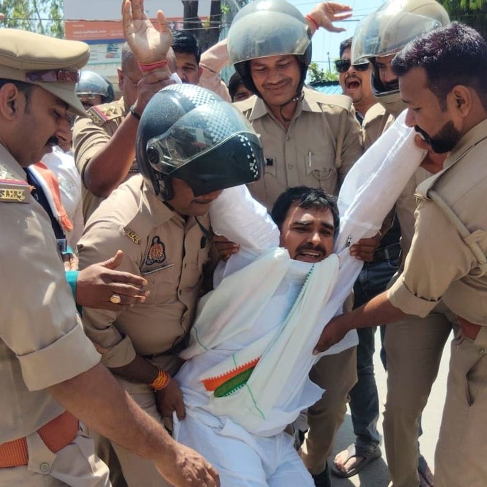 अम्बेडकरनगर में पुतला दहन को लेकर बवाल:कांग्रेस कार्यकर्ता रोके गए, कार्यकर्ताओं और पुलिस में धक्का-मुक्की