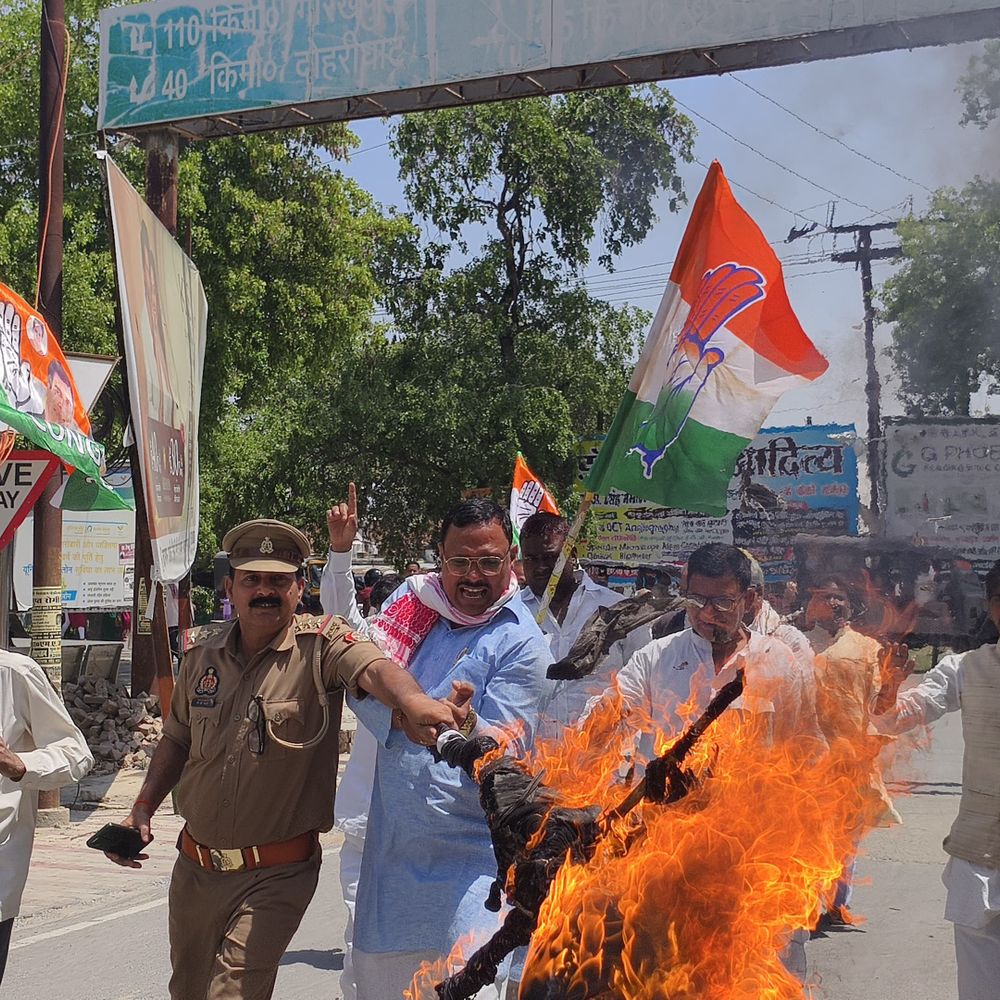 कांग्रेस नेताओं ने फूंका असम के सीएम का पुतला:मल्लिकार्जुन खड़गे पर टिप्पणी का मऊ में विरोध