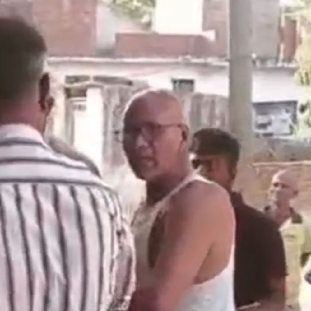 अंबेडकरनगर में स्मार्ट मीटर लगाने पर इंजीनियरों से मारपीट:कोटेदार सहित 4 पर केस दर्ज, ईंट का टुकड़ा उठाकर मारने की कोशिश की थी