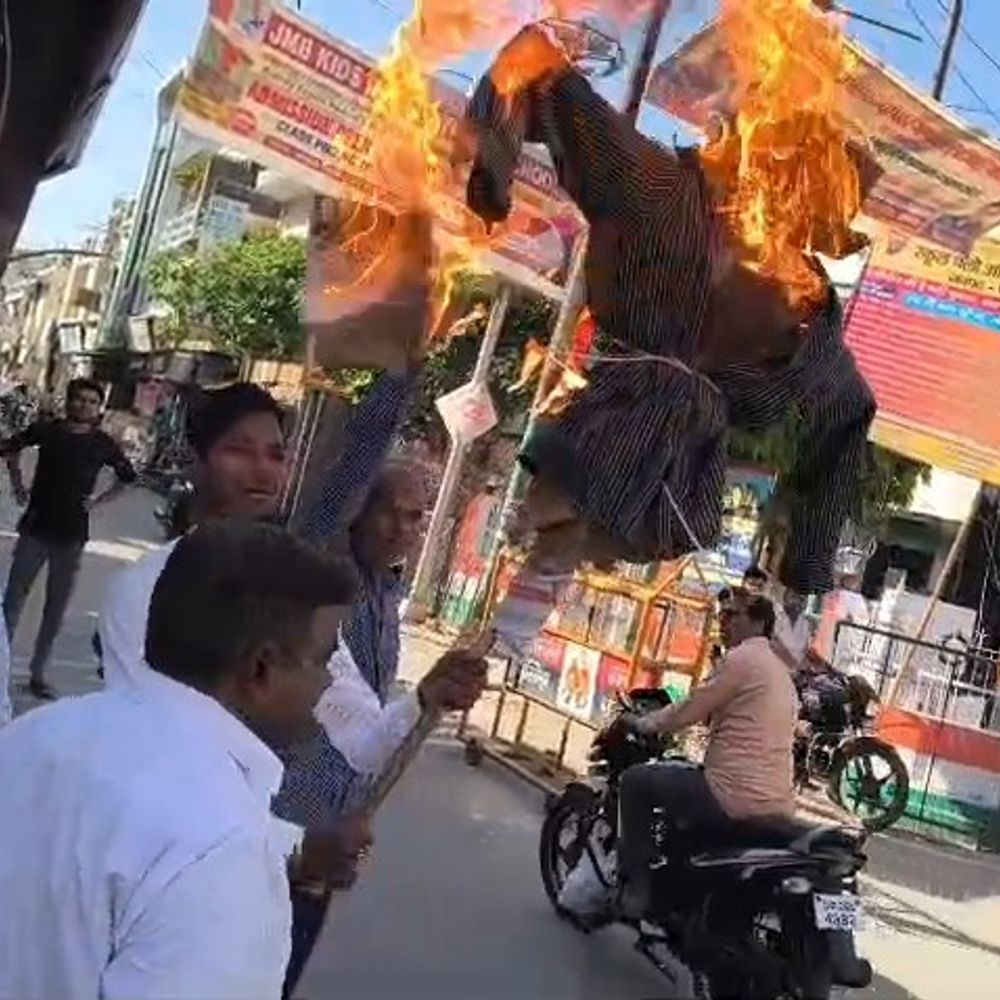 पीलीभीत में असम के मुख्यमंत्री का पुतला फूंका:कांग्रेसियों ने हिमंत बिस्वा सरमा पर दलित विरोधी टिप्पणी का आरोप लगाया