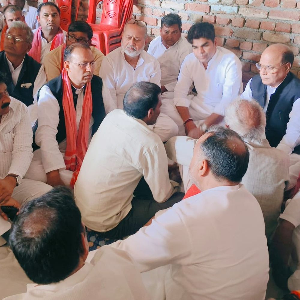 दुकानदार की हत्या के बाद सपा प्रतिनिधिमंडल परिजनों से मिला:दो दिन में कार्रवाई न होने पर आंदोलन की चेतावनी दी