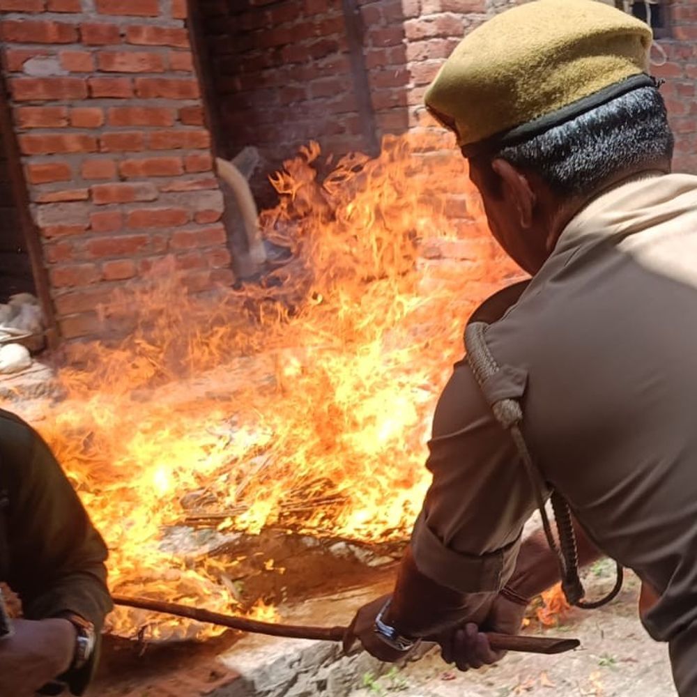 असम CM की टिप्पणी पर बिजनौर में कांग्रेस का प्रदर्शन:पुलिस से नोकझोंक के बाद फूंका पुतला, कार्यकर्ताओं को हाउस अरेस्ट किया