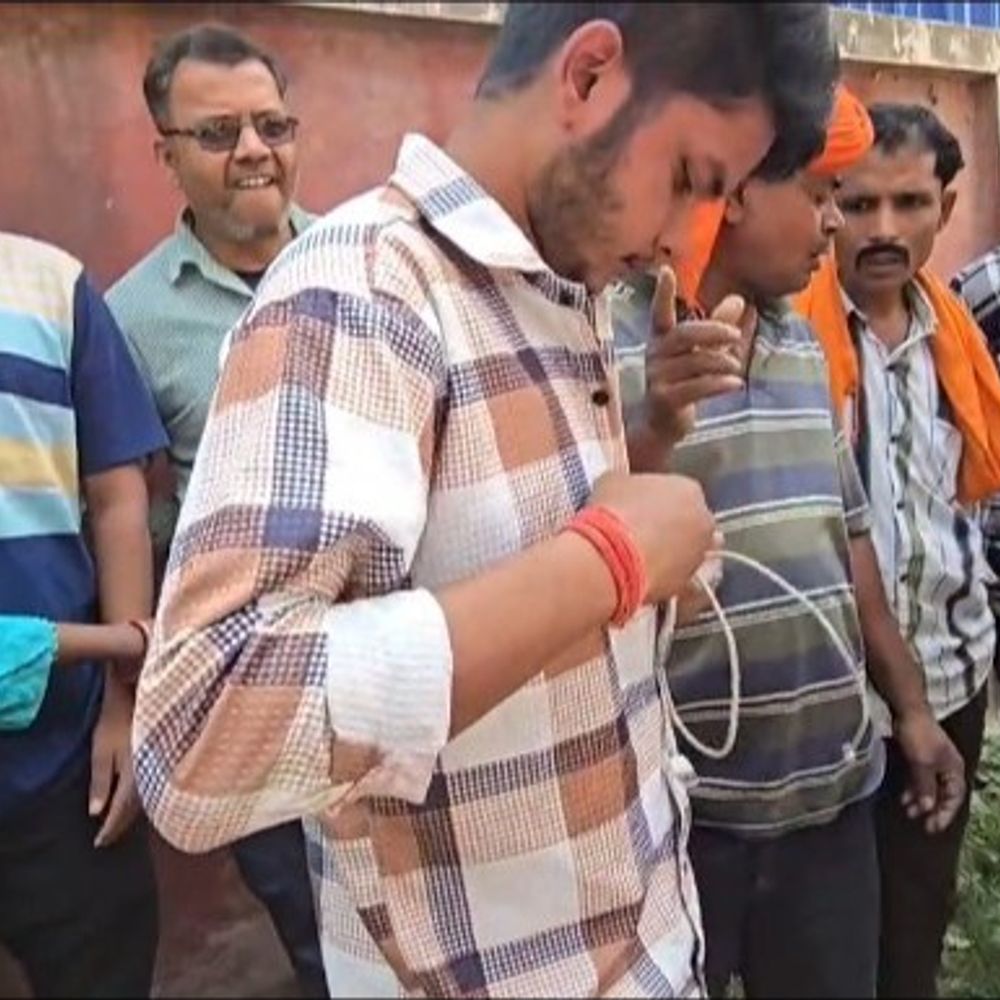 पूर्णिया में भीड़ ने युवक को पीटा, पुलिस ने बचाया:  10वीं की छात्रा को भगाने का आरोप, बोला- मैंने किसी को नहीं भगाया, हम दोनों प्यार करते हैं – Purnia News