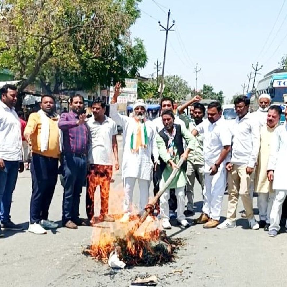 कांग्रेस ने असम सीएम के बयान का विरोध किया:फिरोजाबाद में पुतला दहन, मुख्यमंत्री को हटाने की मांग