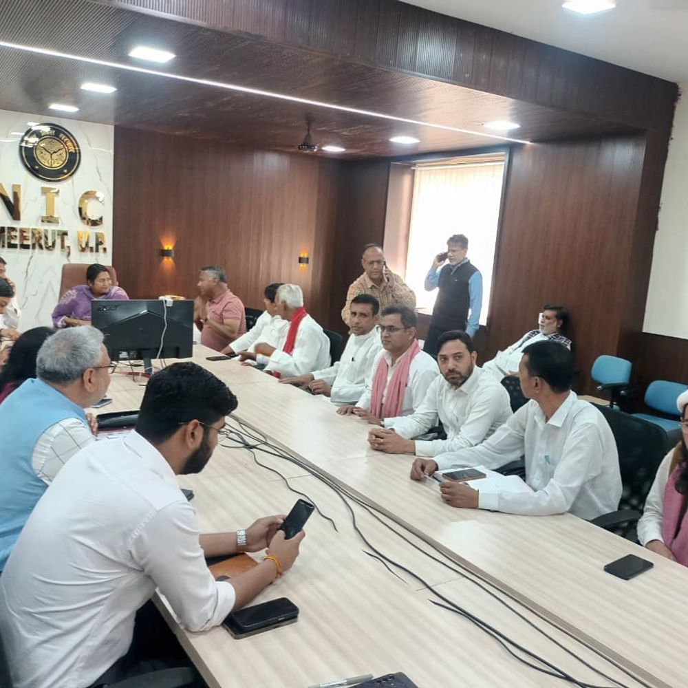 मतदाता सूची का अंतिम प्रकाशन:प्रशासनिक अधिकारियों ने राजनीतिक पार्टियों के प्रतिनिधियों को सौंपी प्रति