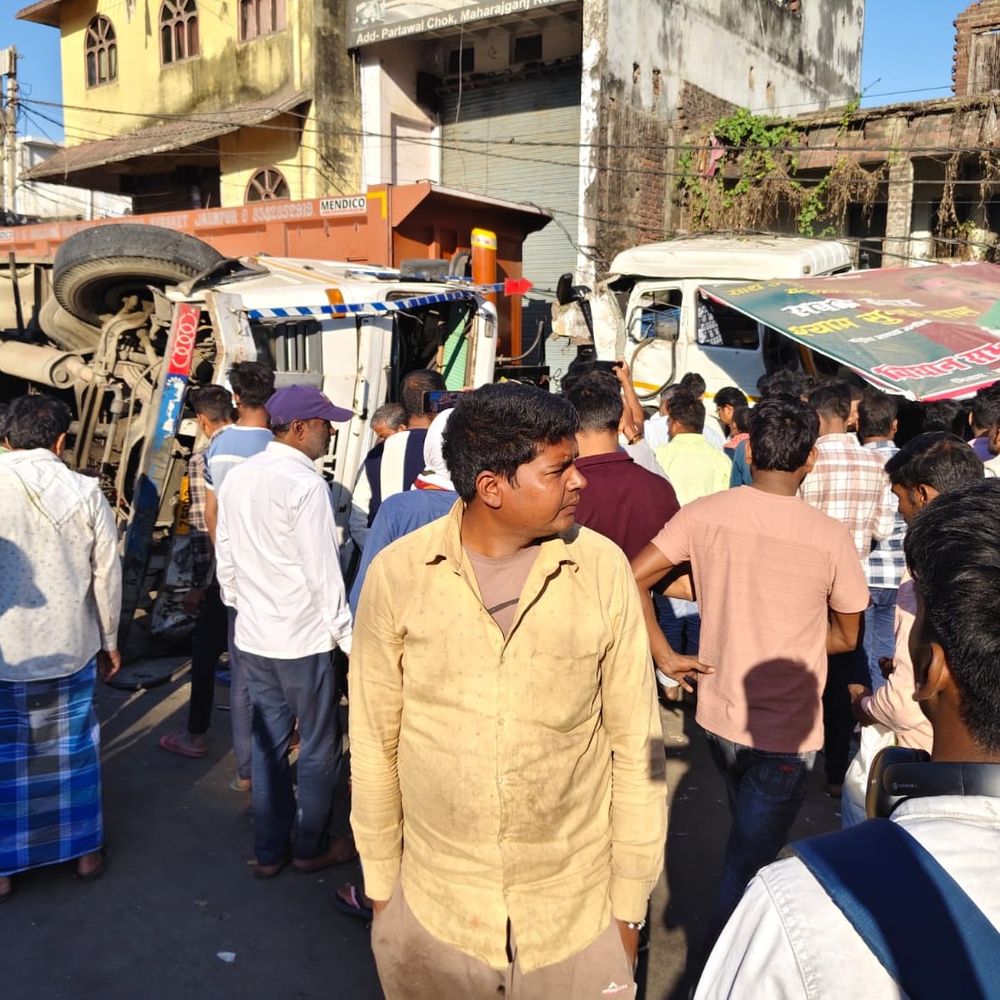 महराजगंज में दो ट्रेलरों की भिड़ंत:एक ट्रक का पहिया फटा, दूसरा पलटा, चालक की मौत, कई दुकानें क्षतिग्रस्त