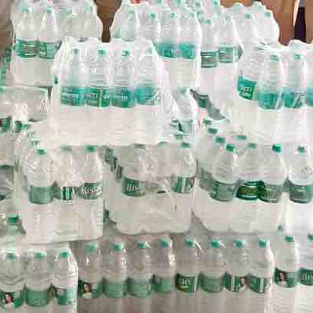 गोरखपुर स्टेशन पर पकड़ी गई अवैध पानी की बोतलें:गैर-स्वीकृत ब्रांड की सप्लाई पर रेलवे सख्त, LPO को भेजी गई जब्त हुई 444 बोतलें