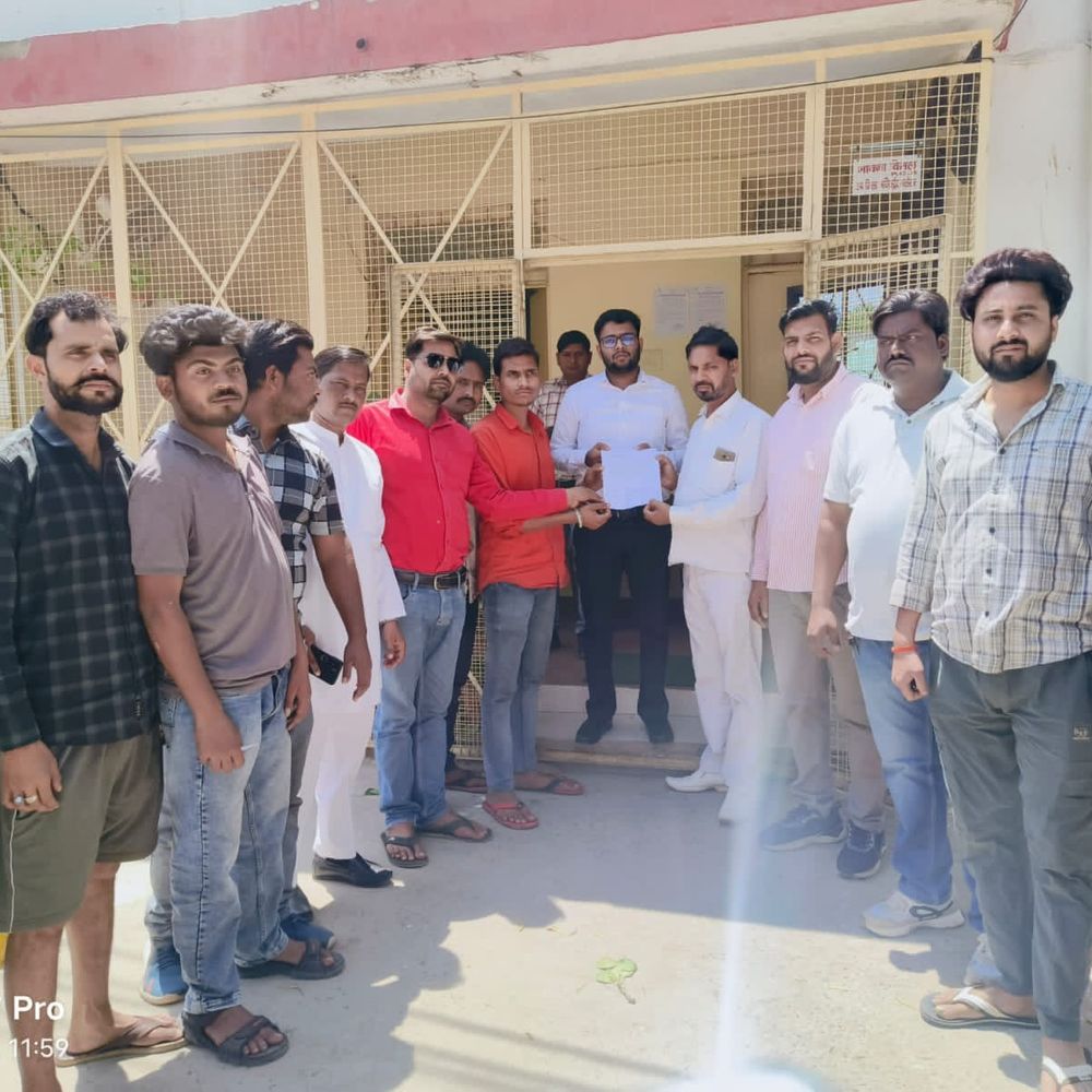 एटा में नियम के खिलाफ किताबों की बिक्री:SDM को सौंपा ज्ञापन मनमानी करने वाले स्कूल और विक्रेताओं पर कार्रवाई की मांग