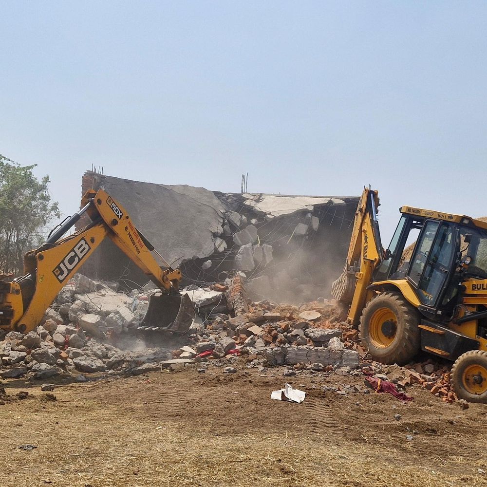 धमतरी में 26 अतिक्रमण ध्वस्त:  शासकीय भूमि पर बने अवैध निर्माणों पर चला प्रशासन का बुलडोजर – Dhamtari News