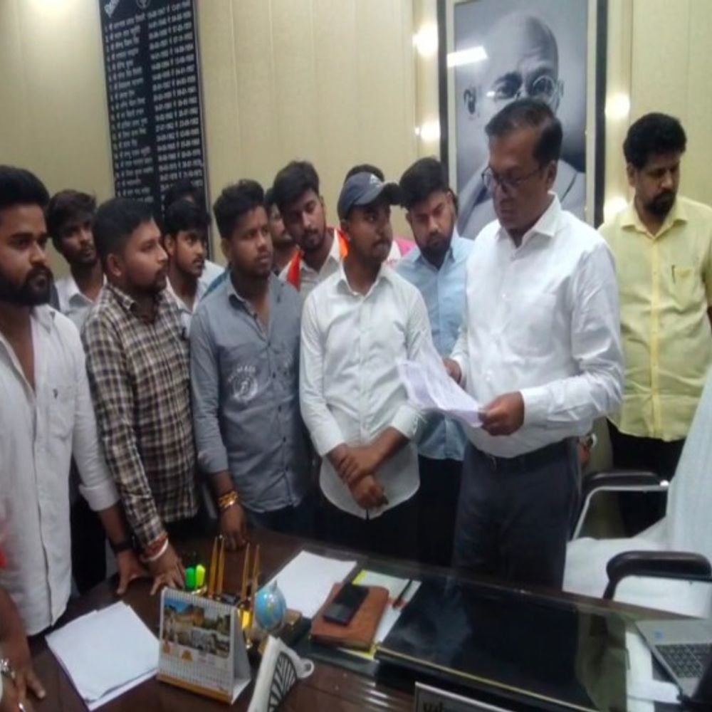 ABVP ने निजी स्कूलों के खिलाफ DM को ज्ञापन दिया:शाहजहांपुर में अवैध फीस वृद्धि और जबरन कोर्स थोपने का आरोप, आंदोलन की चेतावनी