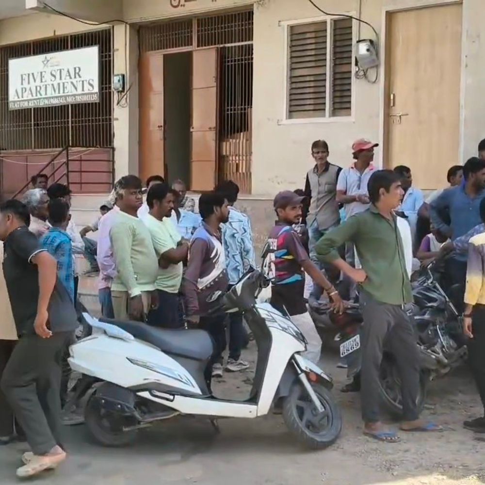 स्कूल बस की टक्कर से बाइक सवार पिता की मौत:  बेटी घायल, वाहन छोड़कर आरोपी ड्राइवर मौके से हुआ फरार – Dungarpur News